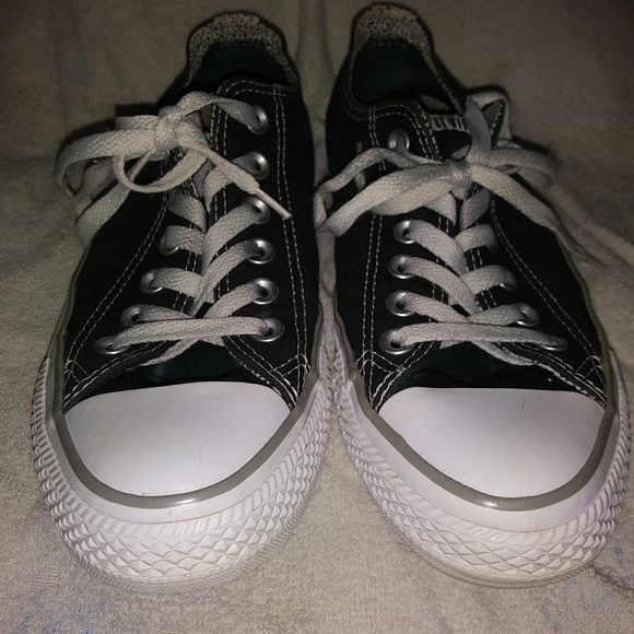 Women's size 7 Converse All Stars low top sneaker. - Picture 5 of 8